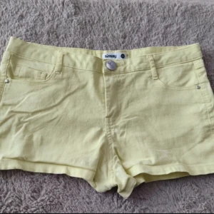 lågmidjade jeansshorts - säljer dessa jättesöta gula jeansshorts från sinsay, perfekta för varma dagar🥰 har tyvärr inga bilder på då de nt passar mig.