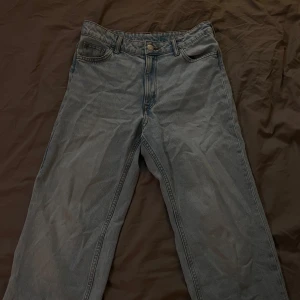 Blå jeans från H&M - Säljer ett par blå loose fit jeans från H&M.