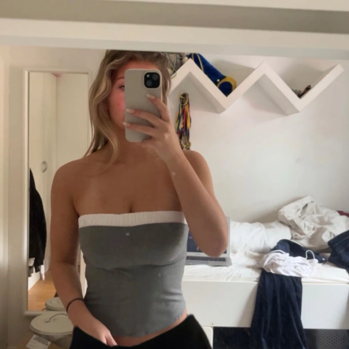 Grå tubtopp med vit kant