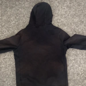 Nike tech  - En fin och stylig svart Nike tech , har fast den i cirka 5 månader är fortfarande som ny , pricet kan diskuteras , passar S, M