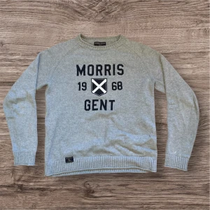 Morris tröja - Säljer denna snygga Morris tröja som är skön och är perfekt för sommaren. Den är storlek M och har noll defekter. Kontakta vid funderingar 
