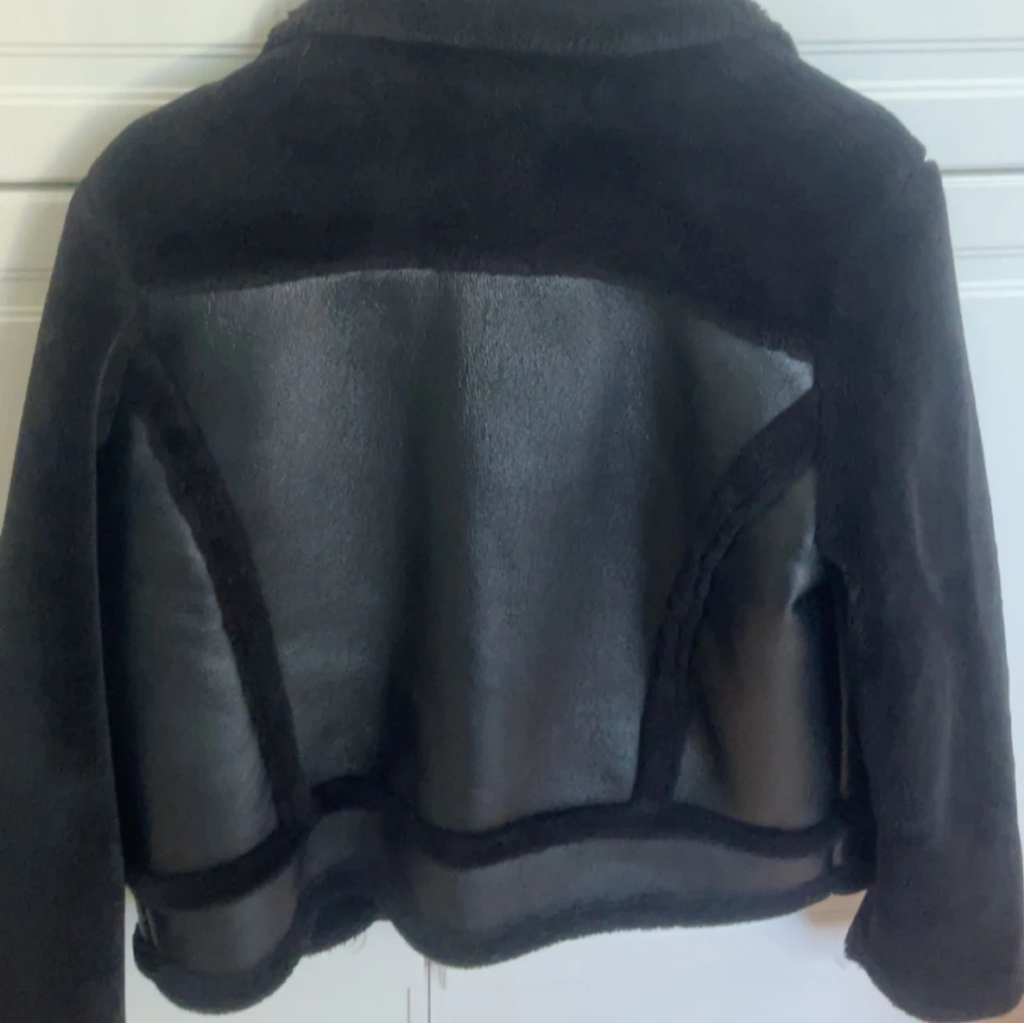 Svart jacka med pälsdetaljer - 2