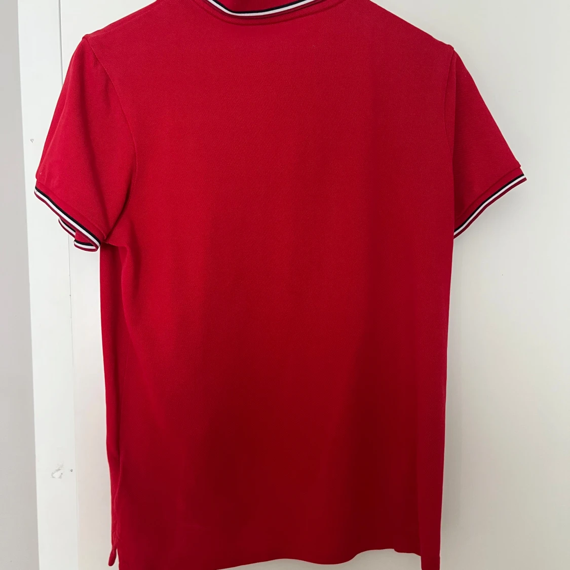 Röd pikétröja från Moncler - 1