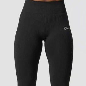 Svarta ribbade leggings från ICANIWILL - Snygga svarta ribbade leggings från ICANIWILL med hög midja. Snygga och sköna tights använd fåtal ggr då de är lite för små 🖤
