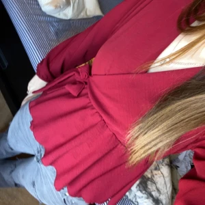 Röd blus  - Jätte fin röd blus från missay, använda två gånger!! Skriv för frågor eller fler bilder 