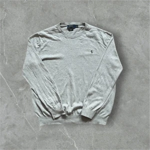 Grå tröja från Polo Ralph Lauren - Säljer en stilren grå tröja från Polo Ralph Lauren i slim fit gjord av pima cotton. Den är i 10/10 skick. Priset är diskutetbart. Fråga om du har frågor