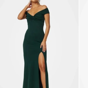 Balklänning  - Balklänning bubbleroom, så fin färg och så bra material. Jag är 175 och den sitter perfekt i längden. Storlek 36 