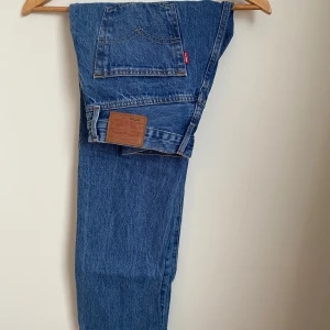 Blå Levis 501 jeans - Säljer dessa klassiska blå Levis 501 jeans. 🥰Använda ca 2ggr, dessa kommer tyvärr inte till användning eftersom dom är liite för långa för mig💕Fler bilder finns självklart att få 🫶🏼