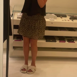 Leopardmönstrad kortkjol - Snygg leopardmönstrad kortkjol 