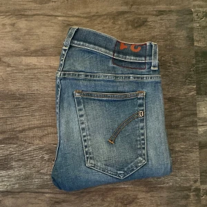 Dondup Jeans - Säljer dessa snygga blåa dondup jeansen med några slitningar. Modellen kallas ”Ritchie” som är väldigt likt modellen George. Storleken är 31 men passar även 30. 9/10 skick, inga defekter alls. Hör av dig vid några funderingar!