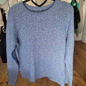 Blå stickad tröja från Vero Moda - Säljer en mysig blå stickad tröja från Vero Moda. Tröjan har en rund halsringning och långa ärmar. Skriv för fler bilder💙