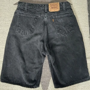 Levi Strauss & Co. svarta jeansshorts  - Svarta jeansshorts från Levi Strauss & Co., modell 550 med relaxed fit. Storlek W33. Midja rakt över 40 cm, Innerbenslängd 27 cm. Kan mötas upp i södra Stockholm, betalning sker via Swish! 