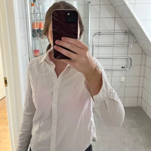 Vit skjorta med knappar - Säljer en klassisk vit skjorta med knappar framtill. Skjortan har en normal passform. Från ginatricot, strl 34🤍