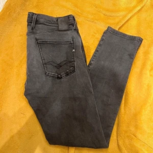 Replay anbass  - Säljer ett par riktigt feta replay anbass jeans. Det finns inga defekter eller märken på byxorna. 
