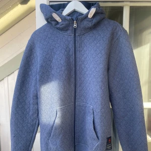 Blå quiltad jacka med huva - Snygg blå quiltad jacka från G-Star RAW med dragkedja och huva. Jackan har en unik quiltad design och praktiska fickor framtill. Perfekt för kyligare dagar.