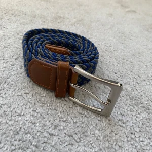 Flätat bälte  - Blått/grått flätats bälte i storlek 105 cm 