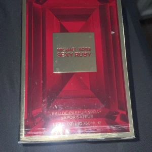 Michael Kors Sexy Ruby Eau de Parfum - Säljer min systers oöppnade micheal kors parfym eftersom hon inte har använt den. För fler frågor skriv privat 
