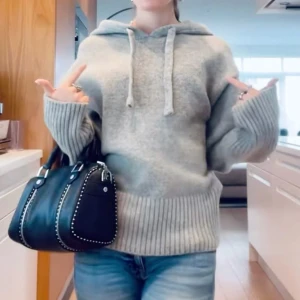 Zara hoodie - Jättesöt och eftertraktad stickad hoodie från zara! Köptes förra året men är i väldigt bra skick. 💕ordinarie pris:500kr