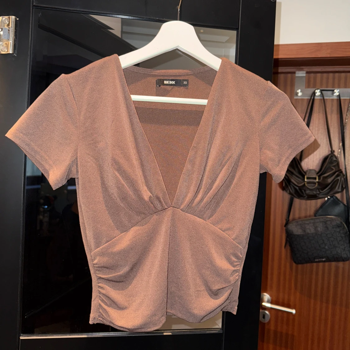 Brun v-ringad topp  - 1