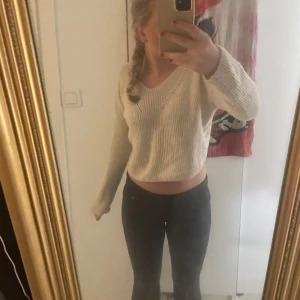 Beige stickad tröja - Säljer en mysig beige stickad tröja med v-ringning. Tröjan   har långa ärmar, perfekt för en avslappnad stil. Passar bra till både jeans och kjol. Perfekt för höst och vår! På mig ser den lite mer croppad ut då jag vanligtvis har xs-s och detta är storlek 146 men annars till mindre folk blir den ju som en vanlig stickad tröja!