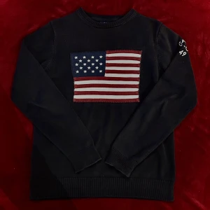 Gant med USA flagga - Säljer nu denna feta och eftertraktade tröja från gant med den populära modellen som har en USA flagga fram. Tröjan är i storlek S. Tröjan har inga defekter endast mycket små tecken på användning✅ Vid minsta fråga eller fundering är det bara att höra av sig🤩😁