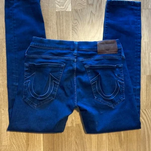 True religion jeans - Riktigt snygga Chief Keef true religion jeans i mörkblå färg som är använda ett fåtal gånger utan något slitage. Pris är diskuterbart.