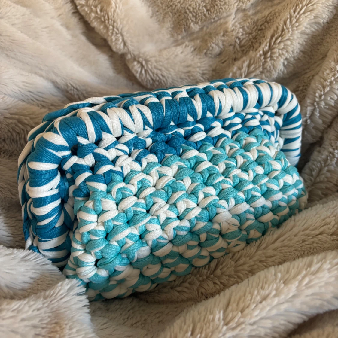 Vit/blå handvirkad nessecär 