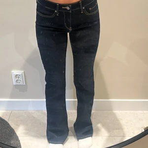 Mörkblåa Levis jeans - Typ aldrig använda!! 315 shaping bootcut