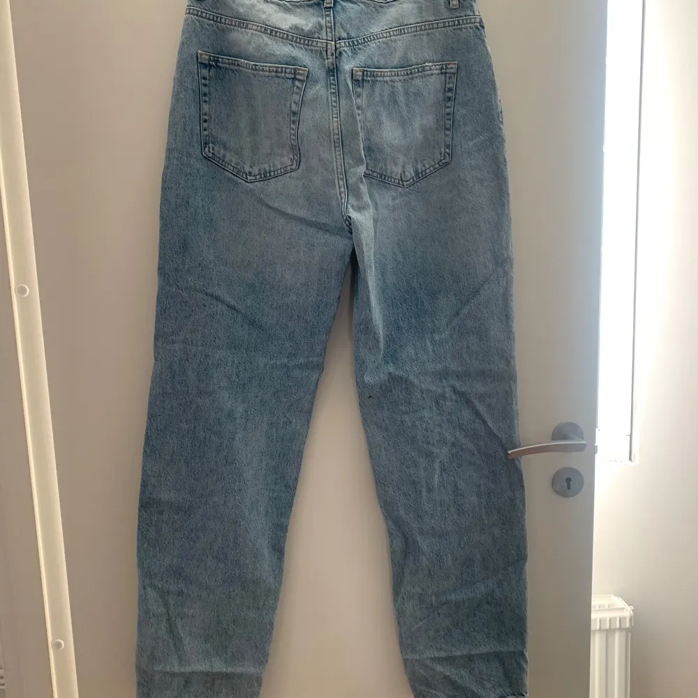 Snygga blå jeans från G Perfect Jeans med slitna detaljer på knäna. De har en klassisk femficksdesign och en bekväm passform.. Farkut & Housut.