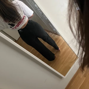 Svarta byxor med vida ben från only - Snygga svarta byxor med medelhög midja och vida ben. Perfekta för en avslappnad men stilren look. Märke: Only, använda 2 gånger.