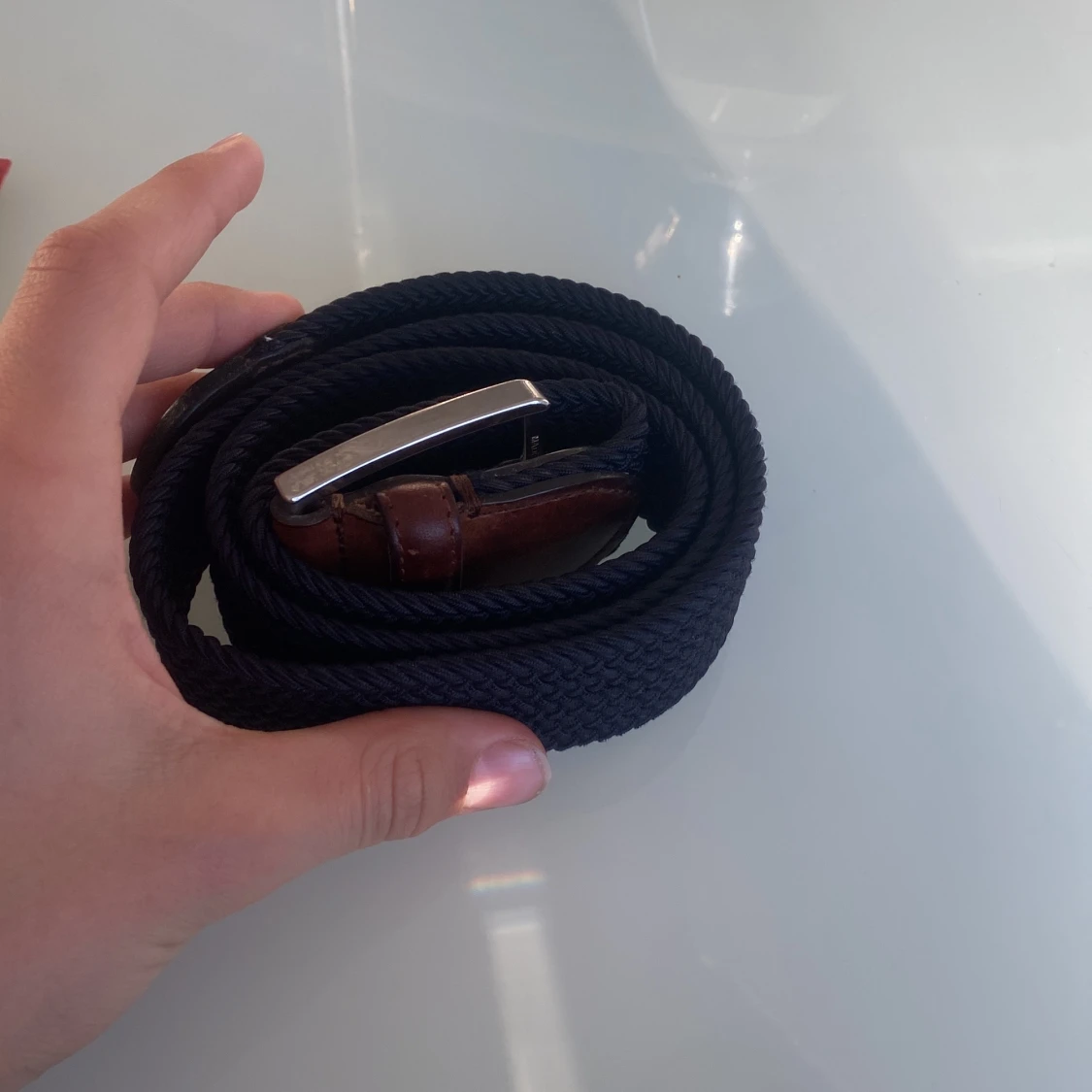 Blått flätat bälte med silverdetaljer