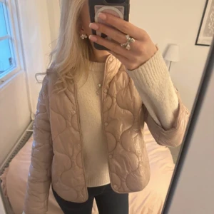 Rosa mango jacka - Säljer en snygg ljusrosa jacka från mango med knappar. Jackan har en normal passform och är perfekt för höst och vår. Den är långärmad och har en stilren design som passar till många olika outfits. Storlek m men passar även s 