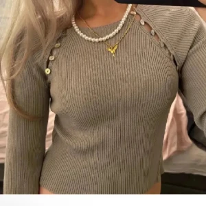 Zara topp  - Intressekoll på denna gråa topp med knappar ifrån zara💗💗skriv prisförslag
