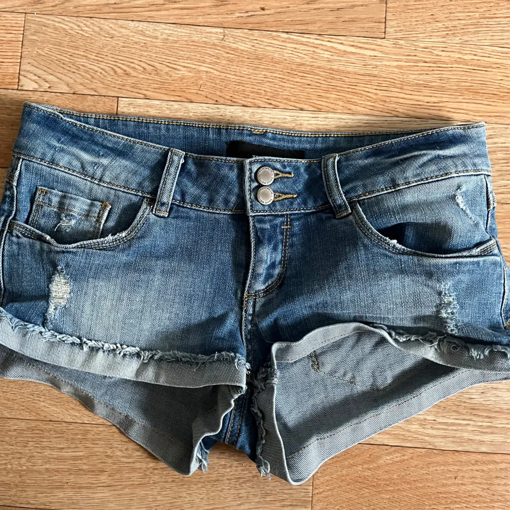 Låg midja jeans kjol. Det är väldigt fint färg och väldigt bra skick. Är S men passar som XS. Shortsit.