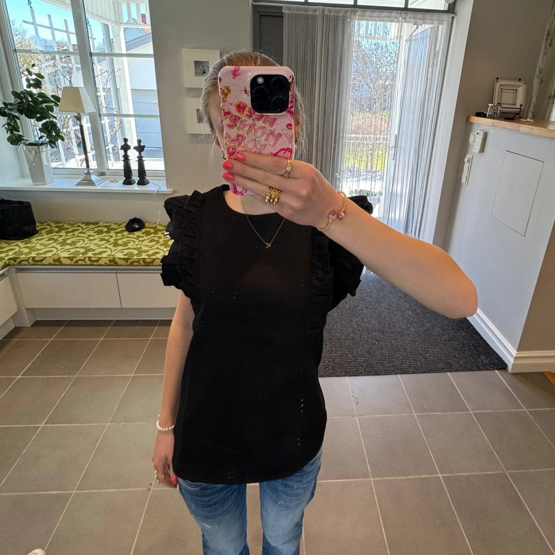 Svart blus med volangärm - 1