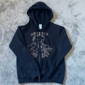 Gurkis Rhinestone hoodie  - Tja säljer nu den här feta svarta Gurkis rhineston hoodien. Skick, utmärkt änvänd ett fåtal gånger, Storlek XS. Nypris cirka 1200kr nu endast 399kr. Hör av er vid minsta lilla fråga eller fundering:) 