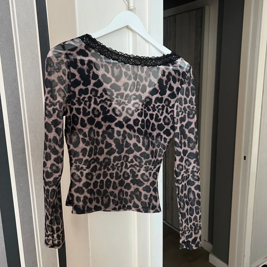 Leopardmönstrad topp med spetsdetaljer - 3