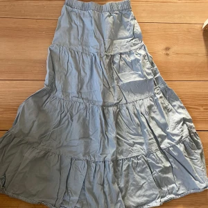 Långkjol  - Säljer en ljusblå långkjol 