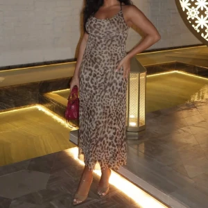 Leopard klänning från Zara - Klänning från Zara, använd 1 gång, fint skick, storlek 36, slutsåld överallt.