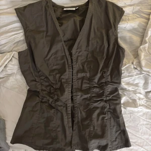 Weekday topp  - Sjukt snygg topp från weekday i khaki grön (militär grön) färg! Säljer då den inte kommit till användning, passar mig som är en storlek S
