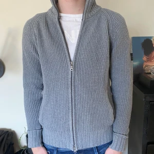 Fullzip - Ribbad fullzip tröja i mycket bra skick, storlek S och han på bilden är 182