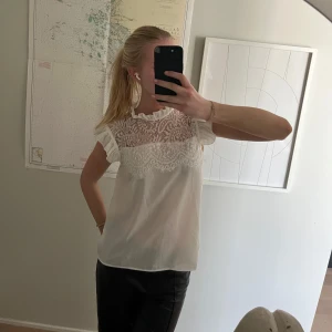 Vit blus - Smink fläck på insidan av kragen, inget märkbart vid användning 