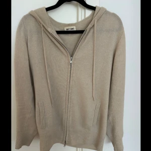 Beige Soft Goat hoodie - Beige hoodie från Soft Goat, 100% kashmir. Precis som ny utan defekter och nypris ligger på 3000kr. Just denna färg säljs inte längre, storlek S