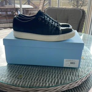 Svarta lanvins - Svarta lanvins i storlek uk 8 passar 43. Skicket är 8/10 lite sliten mocka och sliten captoe på höger skon men det är inget som syns vid användning(se sista bild) hör av dig vid frågor! Pris går att diskutera!!