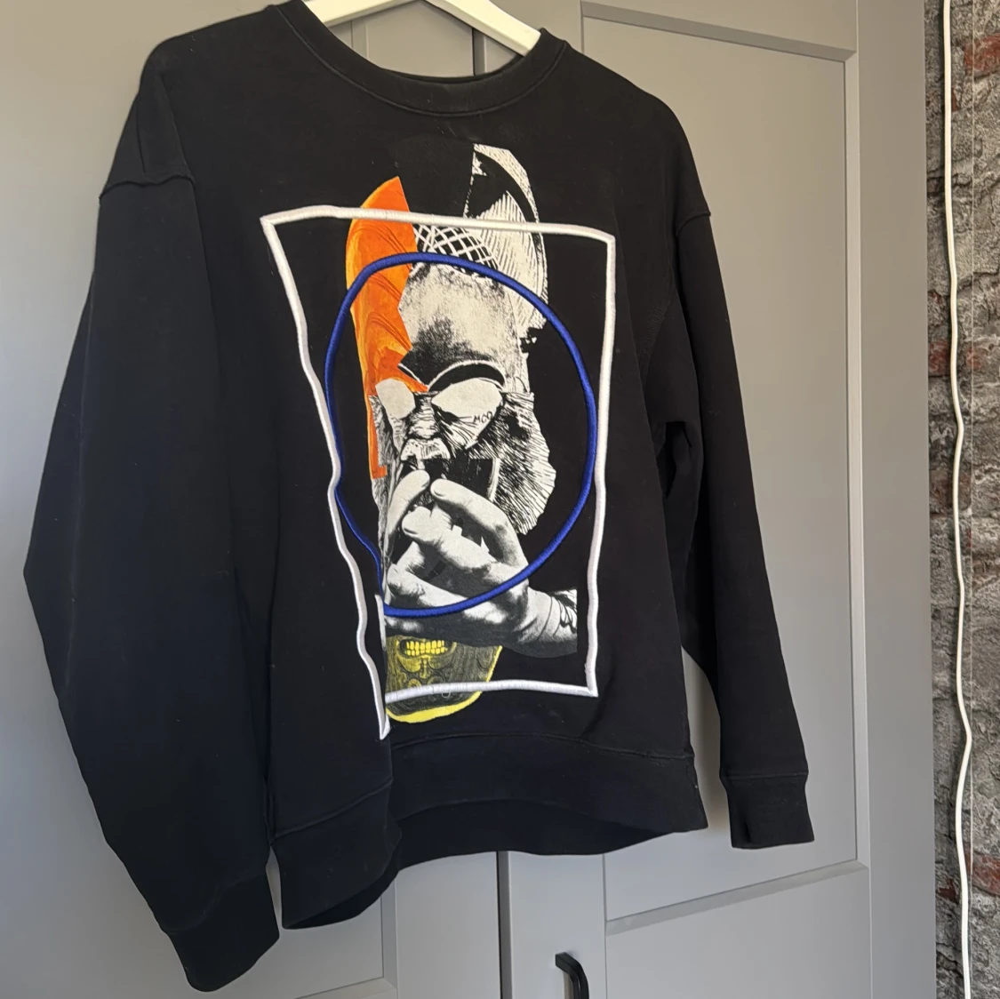 Svart tröja med grafiskt tryck - 1