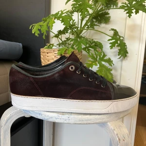 Lanvin captoe - Snygga vinröda sneakers från Lanvin med svarta snören och en glansig svart captoe. Uk8 vilket motsvarar 43-44 Skriv vid minsta funderingar 😊🤝