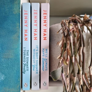 The Summer I Turned Pretty Trilogy av Jenny Han - Säljer en trilogi av Jenny Han som inkluderar 'The Summer I Turned Pretty', 'It's Not Summer Without You' och 'We'll Always Have Summer'. Böckerna handlar om Isabels somrar vid Fisher-familjens strandhus, där kärlek och vänskap sätts på prov. Perfekt för dig som älskar lätta romantiska och känslosamma berättelser.