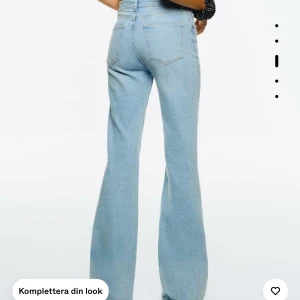 Lågmidjade ljusblå bootcut jeans - Fina lågmidjade jeans från bershka! Köpta i Berlin. Säljer då de är för lång och stora för mig, som är 163cm och har ofta 34 i jeans. De har inga defekter 🥰