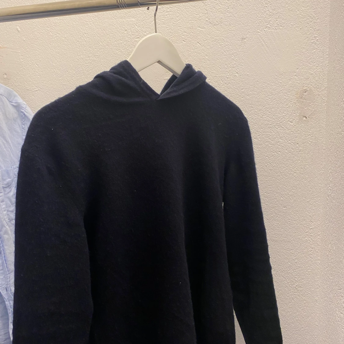 Marinblå Kashmir hoodie från Oscar Jacobson - 2