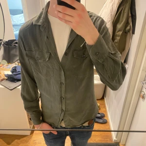Grön overshirt från Oscar Jacobson - Säljer en fet overshirt från Oscar Jacobson i storlek M/L. Perfekt nu inför våren/sommaren. Inga defekter, pris 449 eller kom med bud! BVSA